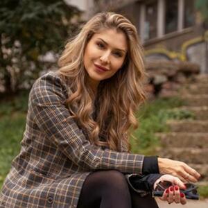 Imanje Kristine Radenković je savršen spoj topline i luksuza: Ovde voditeljka s porodicom traži beg od gradske vreve