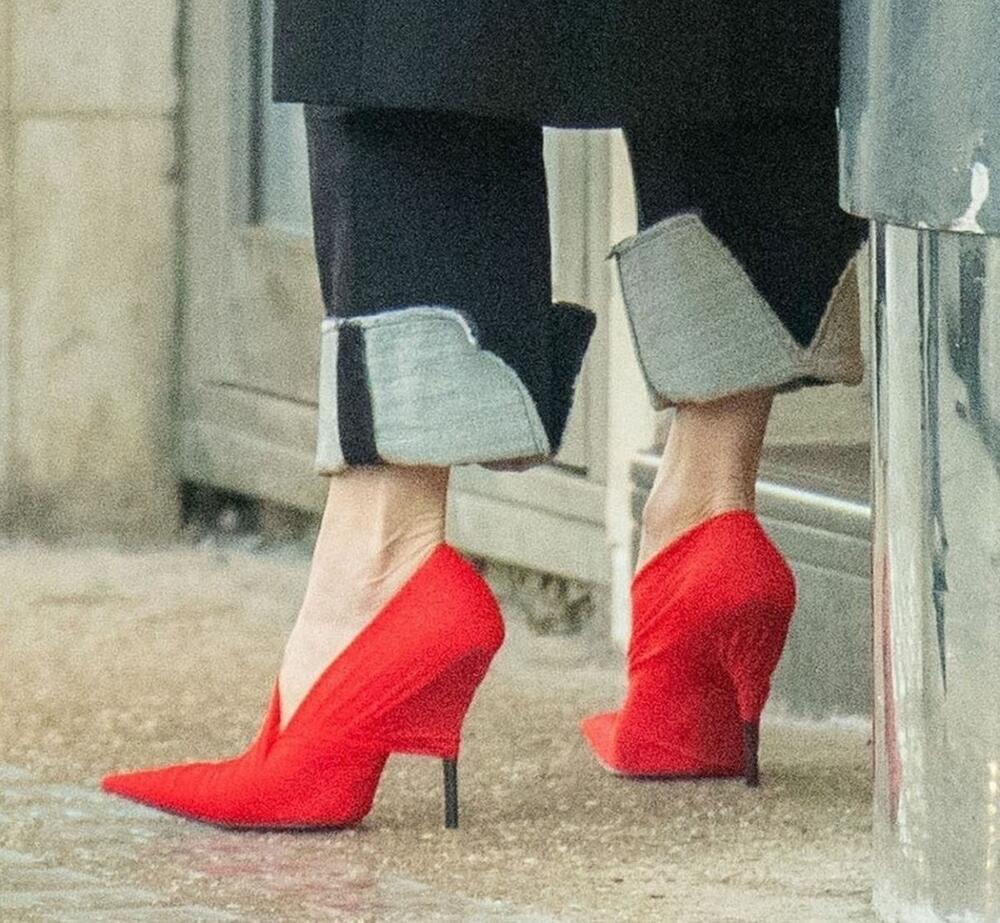 Neobične crvene cipele Viktorije Bekam