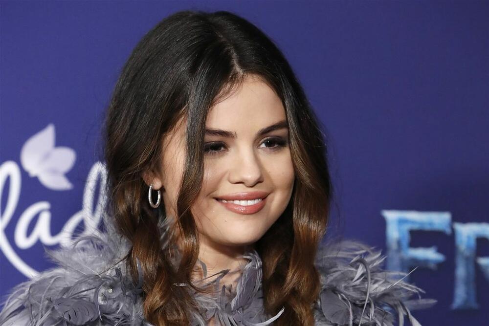 Selena Gomez pojavljuje se u javnosti u različitim izdanjima