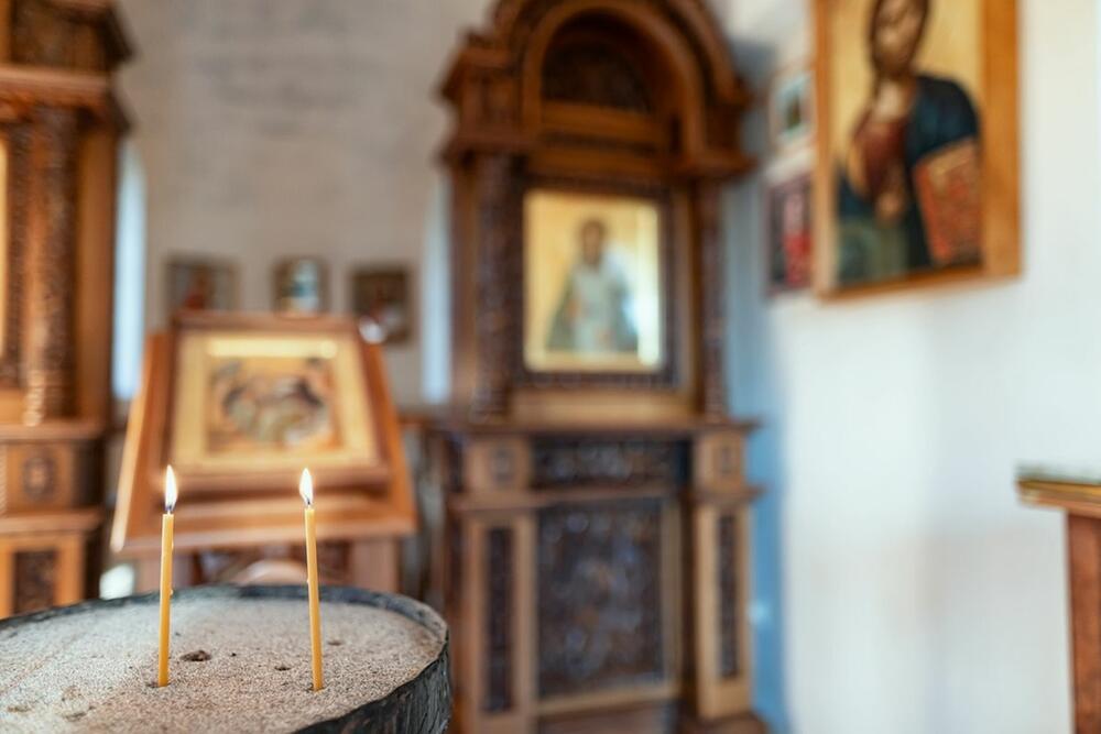 Veruje se da se na Svetog Mirona Ahajskog treba zapaliti sveća i pomoliti