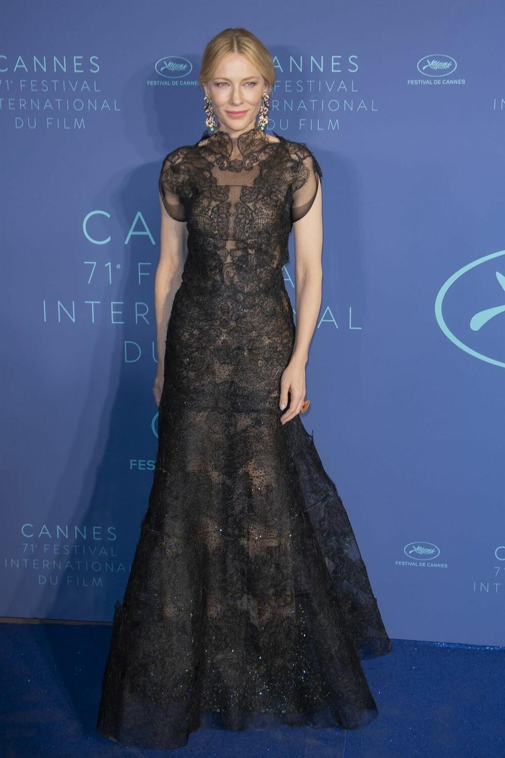 <p>Glumica Kejt Blanšet prošetala je crvenim tepihom u elegantnoj haljini sa crnim plaštom.</p>