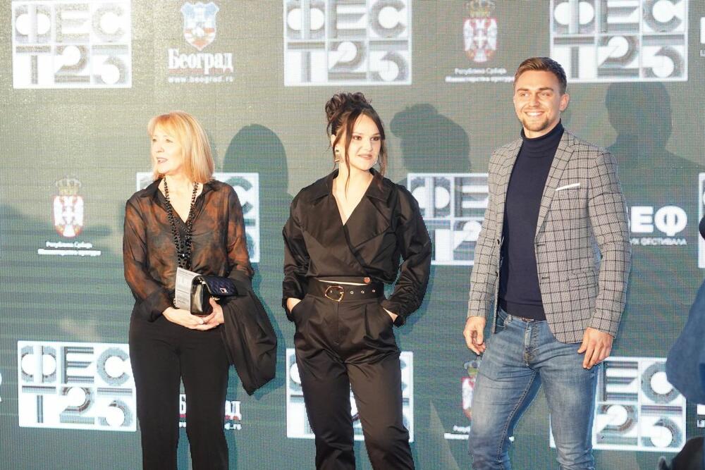 <p>Glumica Vanja Nenadić se večeras na premijeri serije "Tajkun" pojavila u smelom autfitu i muškom odelu. Ipak, jedan detalj je privukao posebnu pažnju.</p>