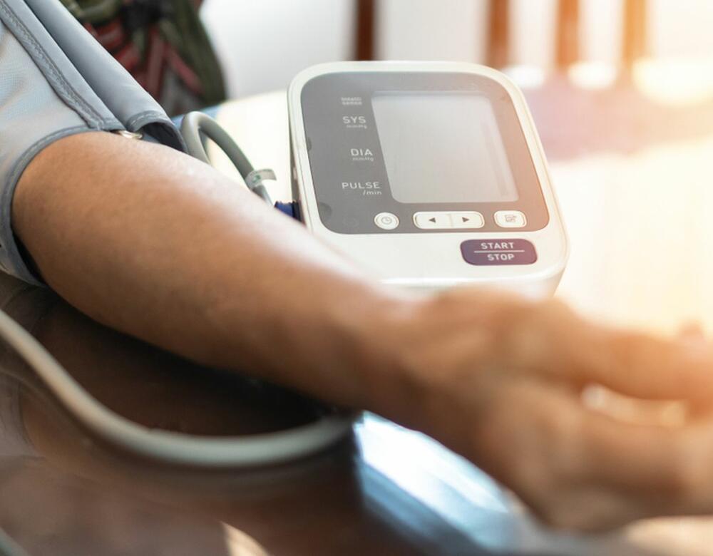 Povišen krvni pritisak ili hipertenzija zapravo je stanje u kome je sistolni (gornji) pritisak povišen preko 140 mmHg, a dijastolni (donji) preko 90mmHg 