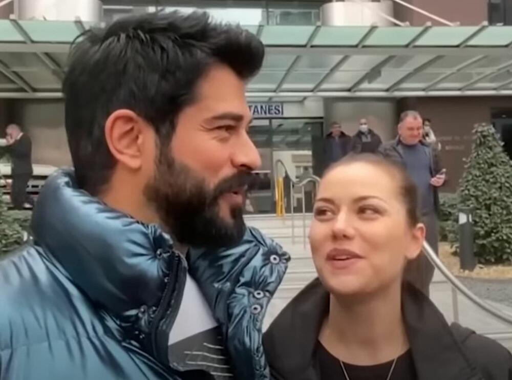 <p>Fahrije Evdžen i Burak Ozdživit već godinama su jedan od najlepših turskih parova, a upoznali su se na snimanju filma.</p>