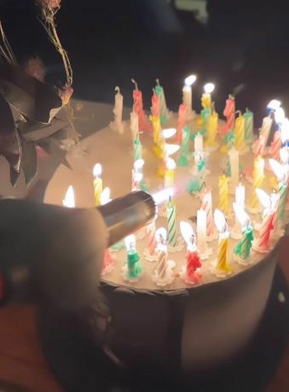 <p>Voditeljka Sanja Marinković juče je proslavila 49. rođendan u društvu najbližih prijatelja, među kojima se našao i voditelj koga svi veoma dobro znamo.</p>