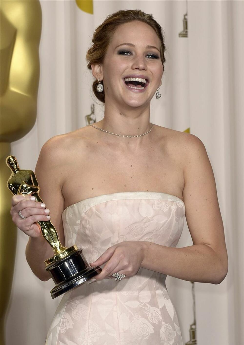 Dženifer Lorens na dodeli Oskara 2013. godine, u Dior haljini Rafa Simonsa