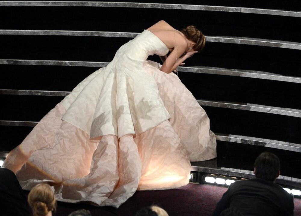 Pad Dženifer Lorens na dodeli Oskara 2013.