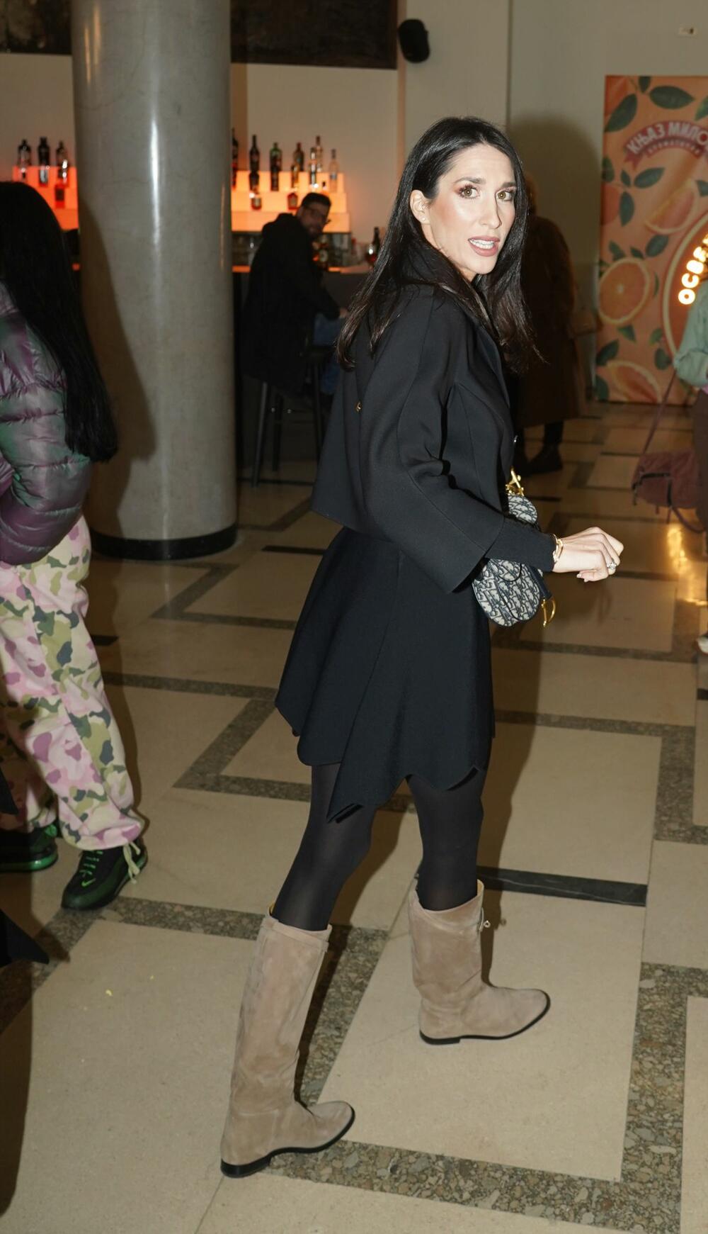 <p>Sasvim crna odevna kombinacjia uz prave aksesoare i obuću može da izgleda daleko interesantnije, a to odlično zna naša popularna glumica Jelisaveta Orašanin Teodosić</p>