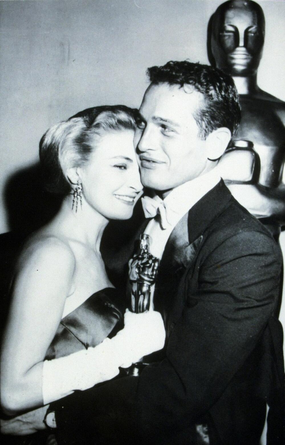 Džoana Vudvord i Pol NJuman na dodeli Oskara 1958. godine u haljini koju je glumica sama sašila