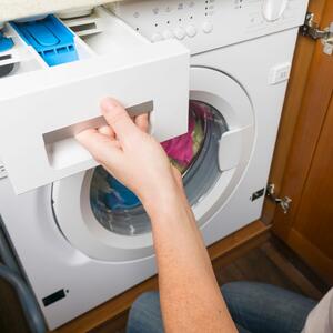 Genijalan trik za čišćenje posuda u veš-mašini: Uz pomoć 2 sastojka buđ, kamenac i prljavština nestaju za tren oka
