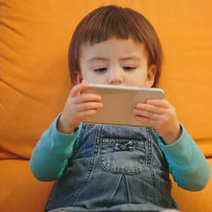 DA NE KVARE OČI: Deca treba ponekad da pogledaju i CRTAĆE na telefonu, ali bolje je OVAKO!