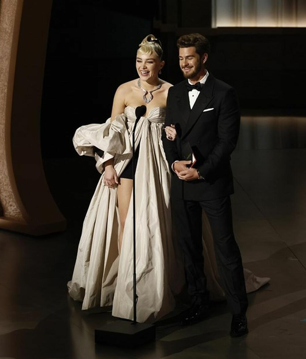 Florens Pju u Valentino haljini na 95. dodeli Oskara