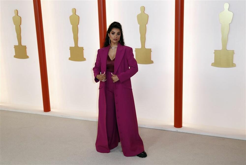 Jutjuberka Lili Sing u kompletu Kristijana Sirijana na 95. dodeli Oskara