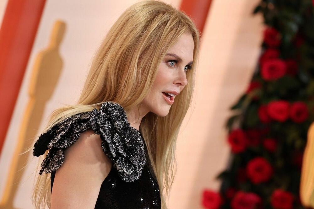 <p>Glumica Nikol Kidman sinoć se pojavila u Armanijevoj fantaziji na dodeli Oskara i osvojila epitet jedne od najstilizovanijih dama.</p>