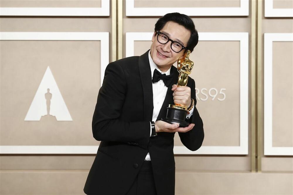 DŽonatan Ke Hui Kvan osvojio je Oskara za najbolju mušku sporednu ulogu, u filmu Sve u isto vreme
