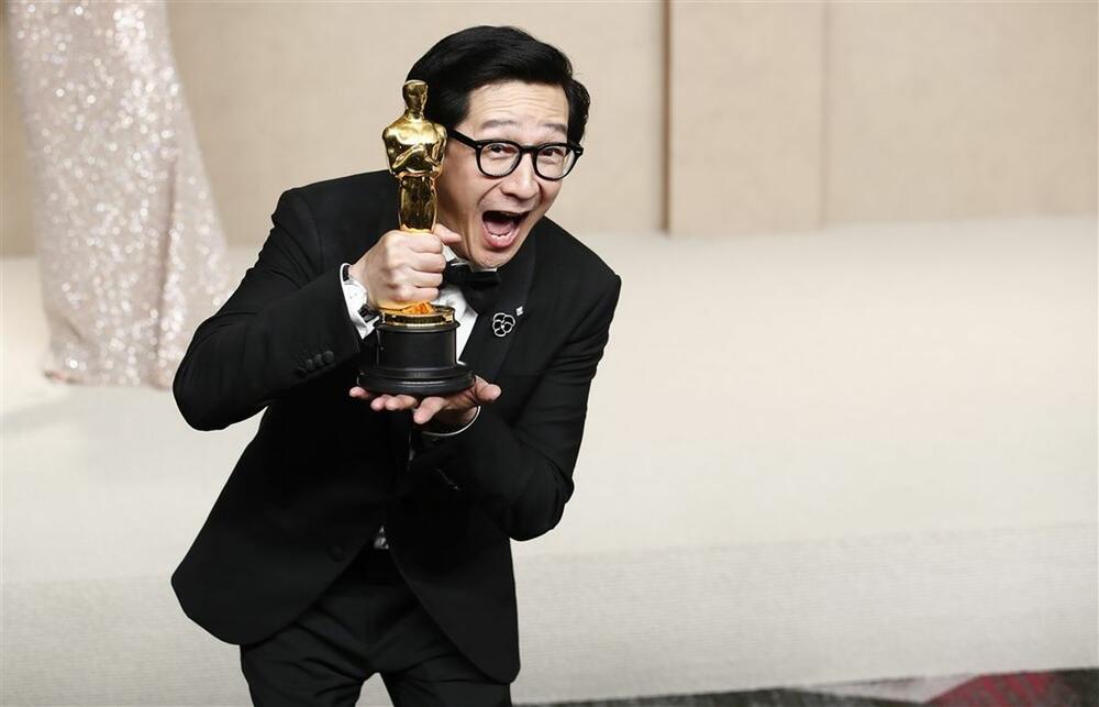 DŽonatan Ke Hui Kvan osvojio je Oskara za najbolju mušku sporednu ulogu, u filmu Sve u isto vreme