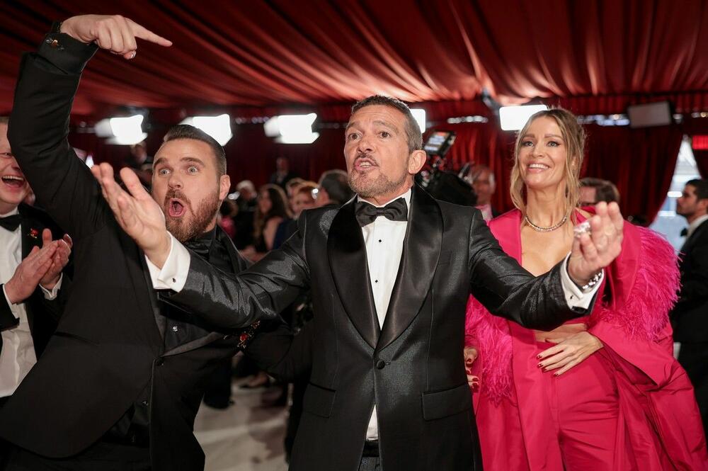 <p>Jedan od najvećih holivudskih zavodnika Antonio Banderas sinoć je blistao na dodeli Oskara sa devojkom Nikol Kimpel.</p>