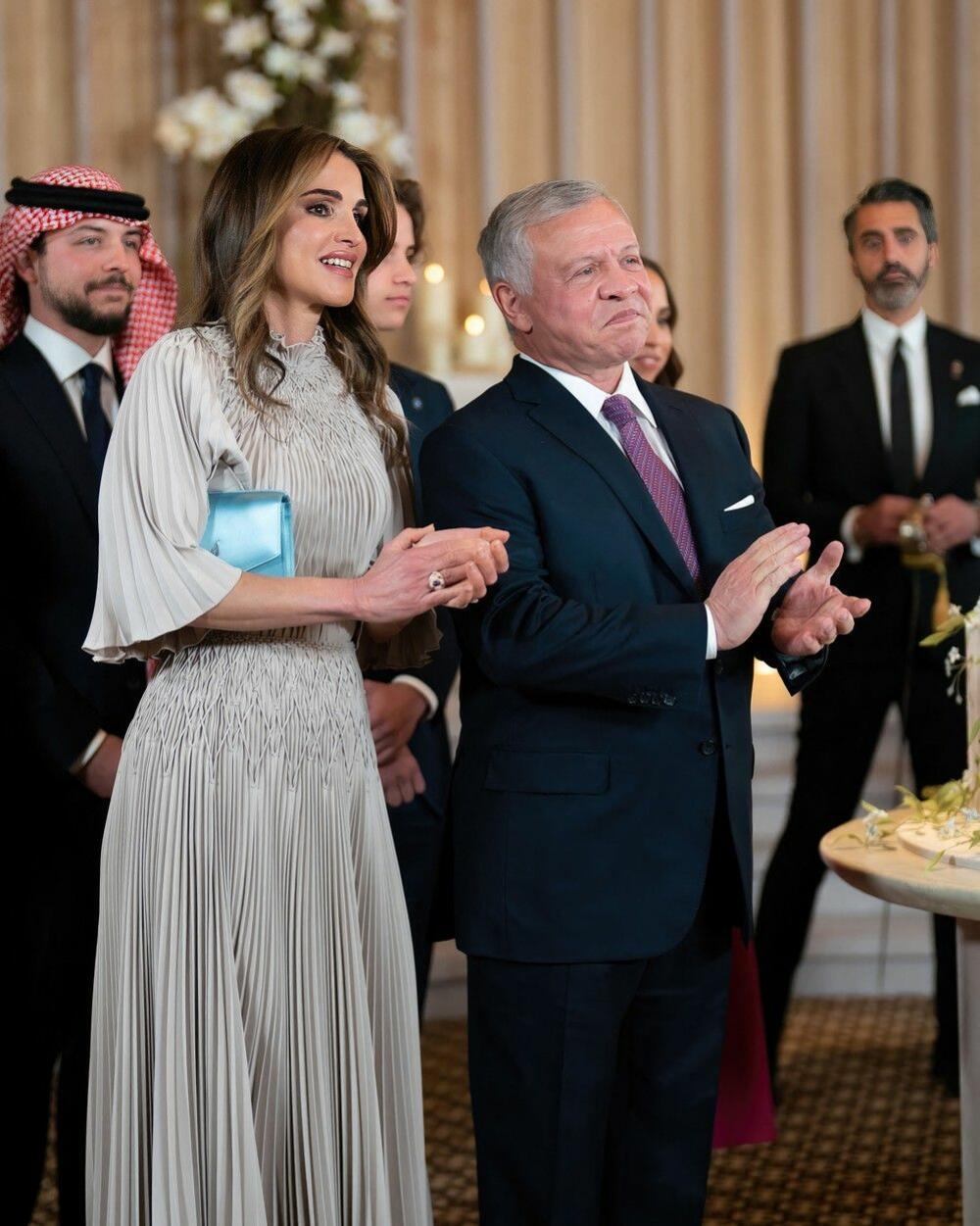 <p>Jordanska kraljica Ranija ponela je tzv. ružne sandale, koje žene ili mrze ili obožavaju, a njen model je s potpisom modne kuće Prada</p>