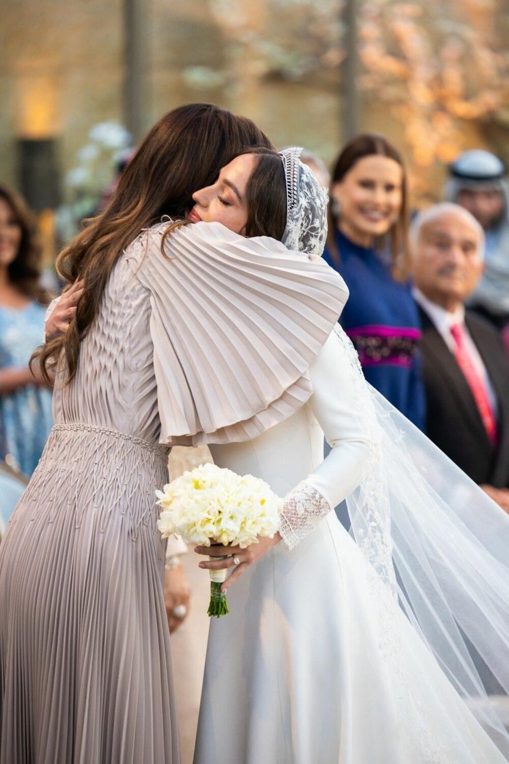 <p>Kraljica Ranija od Jordana je za venčanje čuvala gracioznu haljinu koja je ukrala sve poglede.</p>