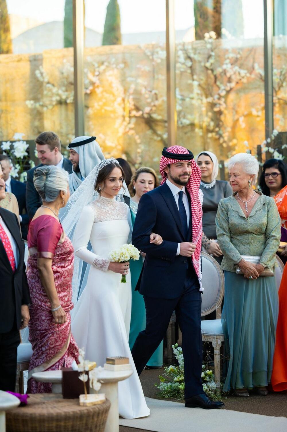 Princeza Muna (desno) na venčanju unuke Iman od Jordana