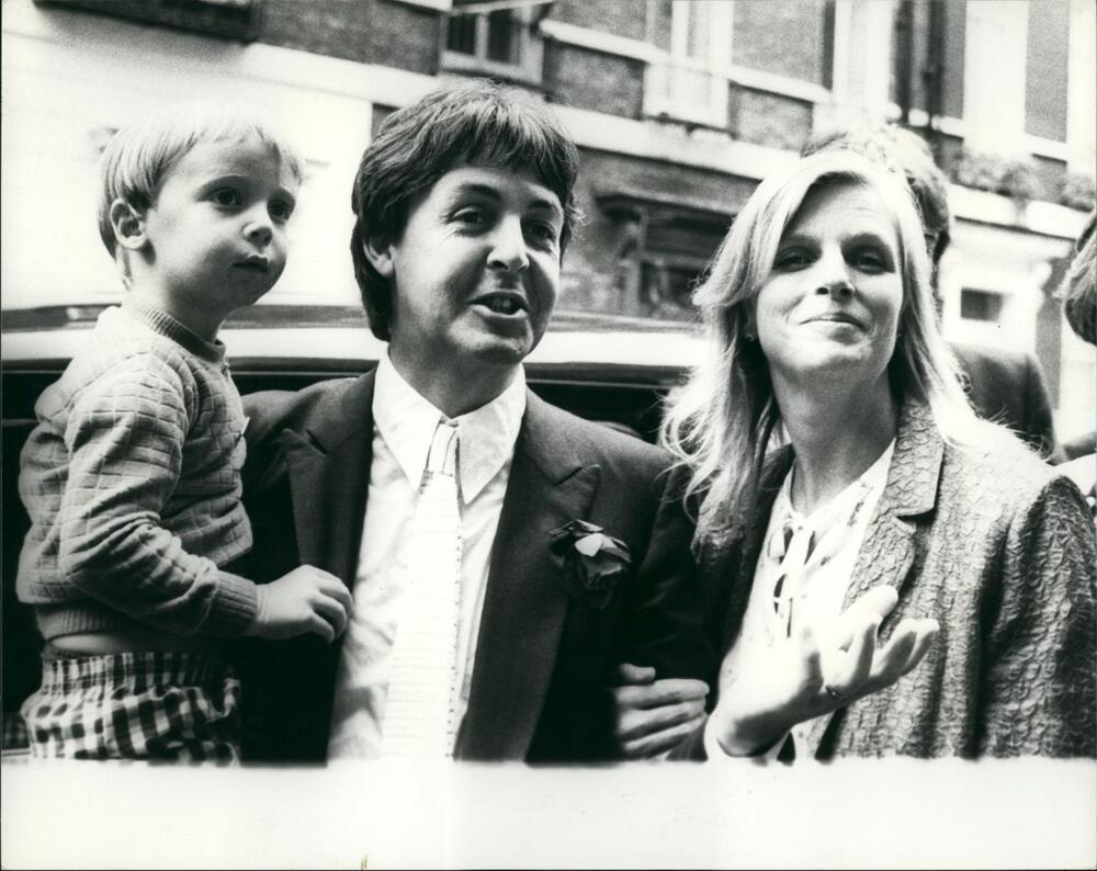 Pol Makartni sa suprugom Lindom i jednim od njihove dece