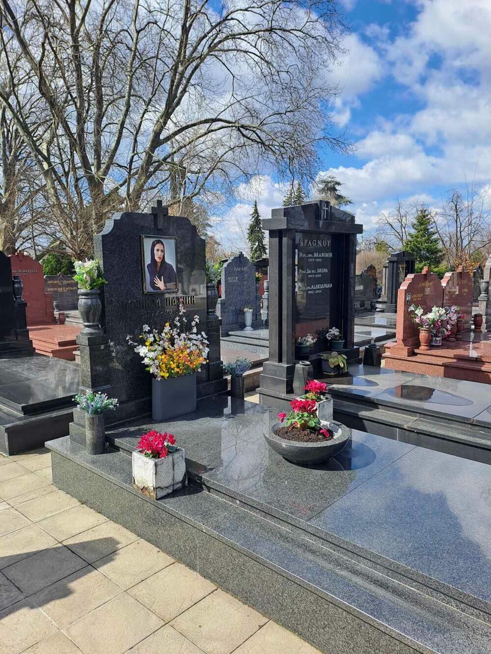 <p>Na Novom groblju, povodom 13 godina od smrti, održan je pomen pevačici Kseniji Pajčin. </p>

<p> </p>

<p> </p>