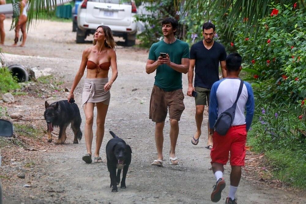 Mesec dana nakon razvoda pojavile su se glasine da je u vezi sa svojiim džiu-džicu majstorom