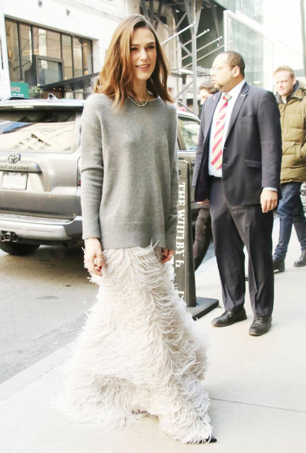 Kira Najtli u Valentino suknji sa perjem