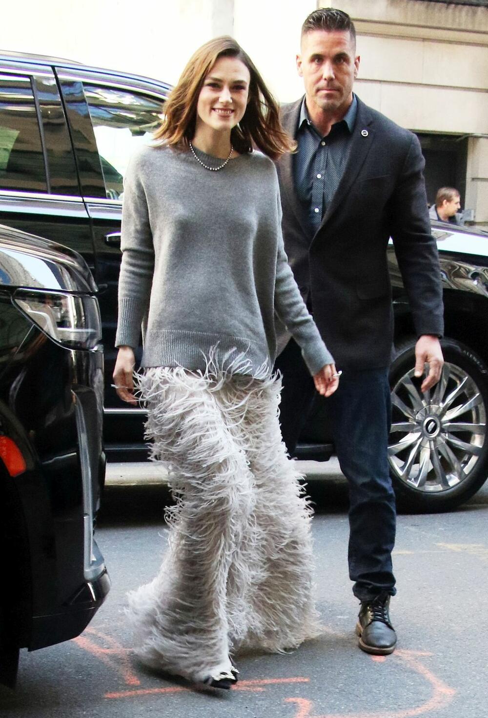 Engleska glumica Kira Najtli u Valentino suknji sa perjem koju je kreirao Pjerpaolo Pičioli
