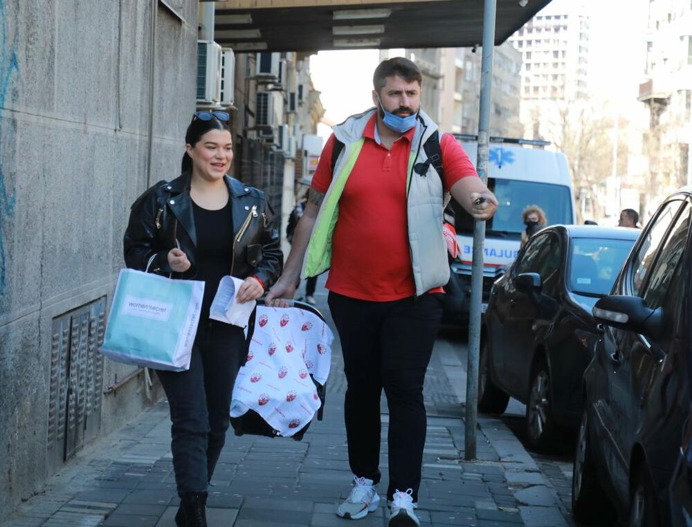 Milica i Nikola izlaze iz porodilišta 