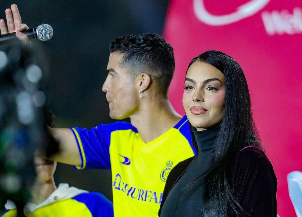 Kristijano Ronaldo i Georgina Rodrigez na fudbalerovom predstavljanju nakon prelaska u saudijski Al Nasr