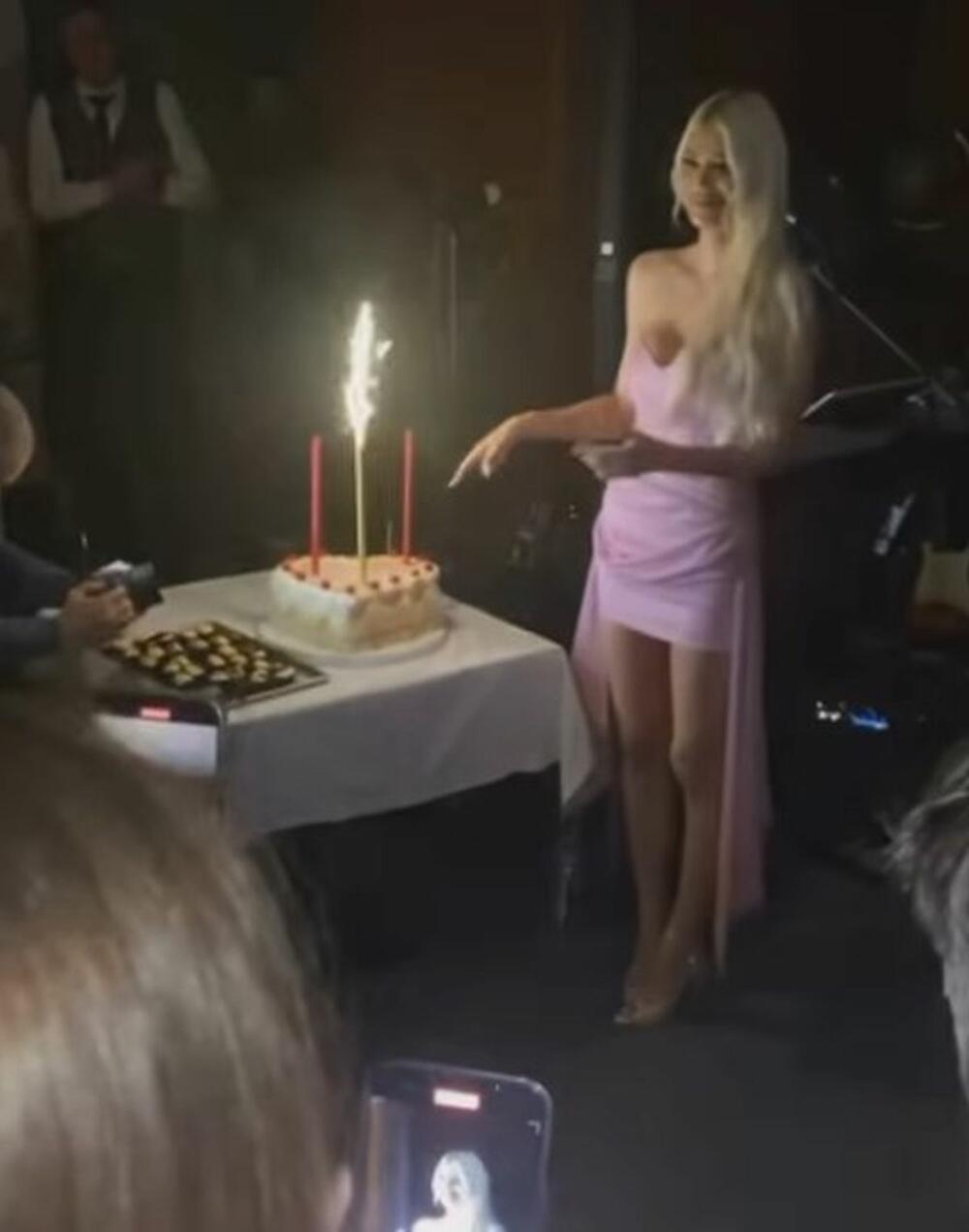 Manekenka Sofija Milošević proslavila je u Beogradu 32. rođendan