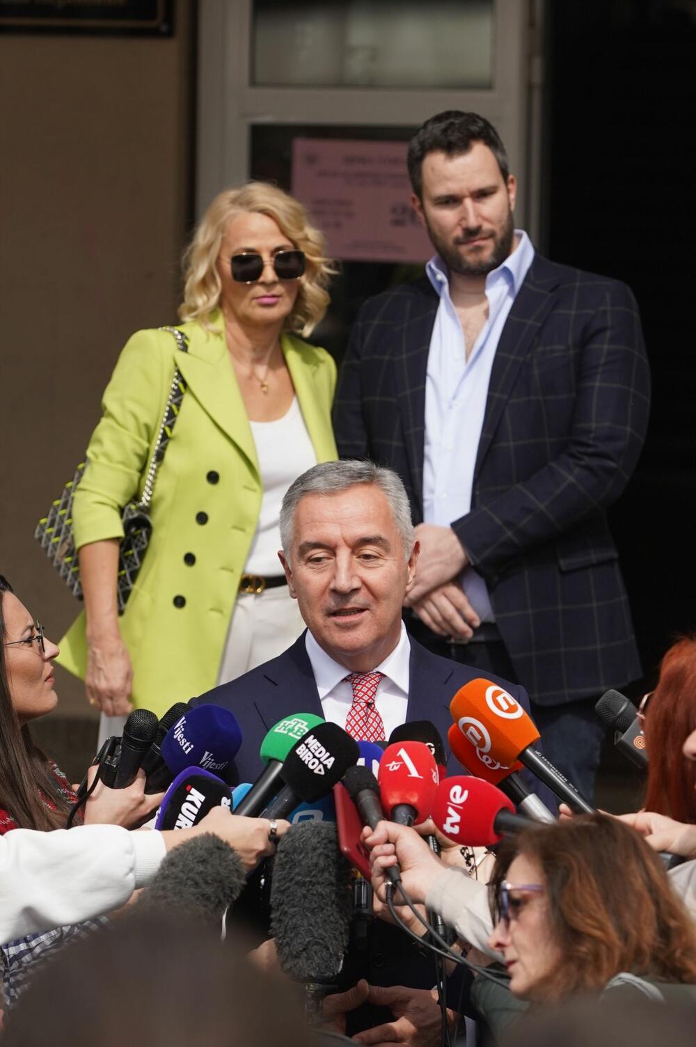 Lidija, Blažo i Milo Đukanović nakon glasanja na predsedničkim izborima