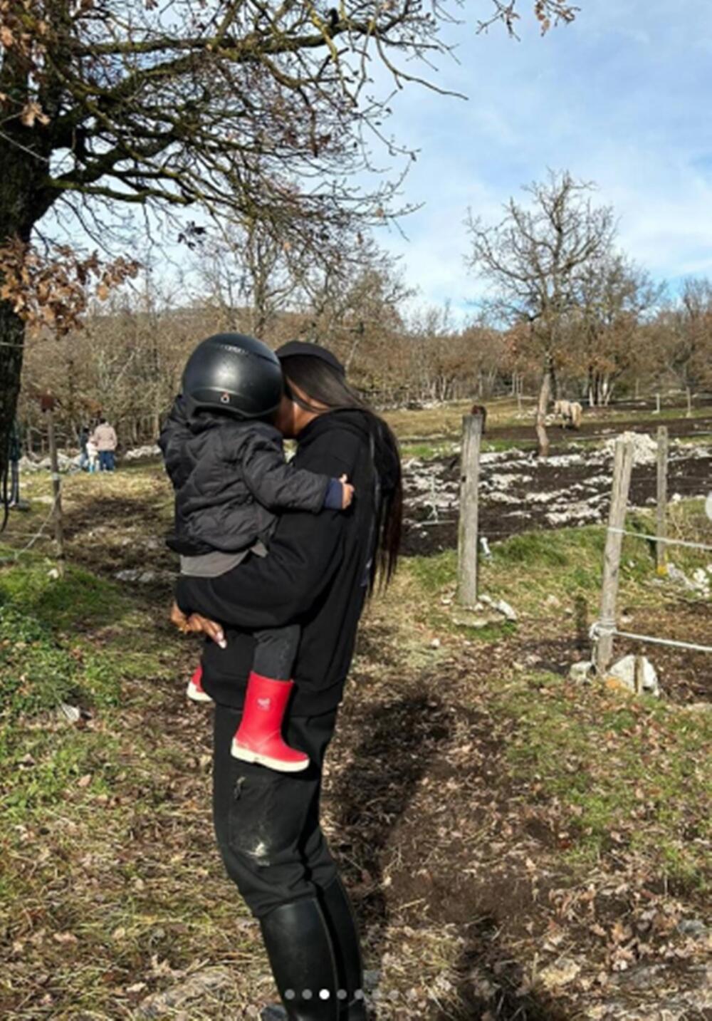 <p>Čuvena manekenka Naomi Kembel je, povodom Dana majki, sa fanovima podelile privatne fotografije sa njenom ćerkicom  </p>

<p> </p>

<p> </p>