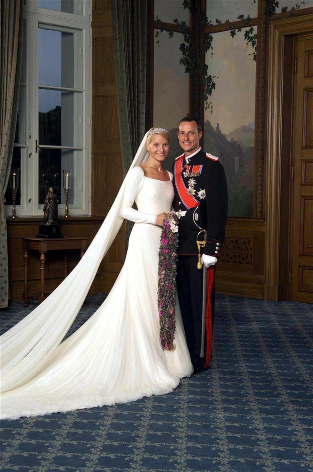 Princ Hakon i princeza Mete-Marit venčali su se uprkos protivljenju nacije, javnosti, medija...Venčali su se 25. avgusta 2001. godine u Katedrali u Oslu, a kum na venčanju bio im je radašnji princ Frederik od Danske, a današnji kralj Frederik X.