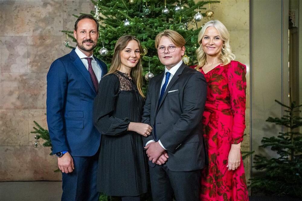 Princ Hakon i princeza Mete-Marit od Norveške sa sinom Svareom i ćerkom Ingrid