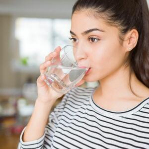 Koliko vode treba da pijete dnevno da biste smršali? Zavisi od toga koliko kilogramama imate i koliko se krećete