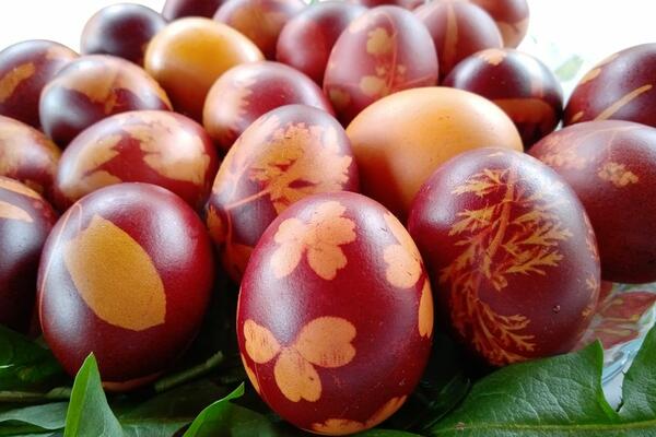 Greške zbog kojih vam farbanje jaja u lukovini nije uspelo prošle godine: Izbegnite ih i ove će biti savršeno crvena