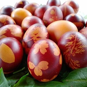 Greške zbog kojih vam farbanje jaja u lukovini nije uspelo prošle godine: Izbegnite ih i ove će biti savršeno crvena