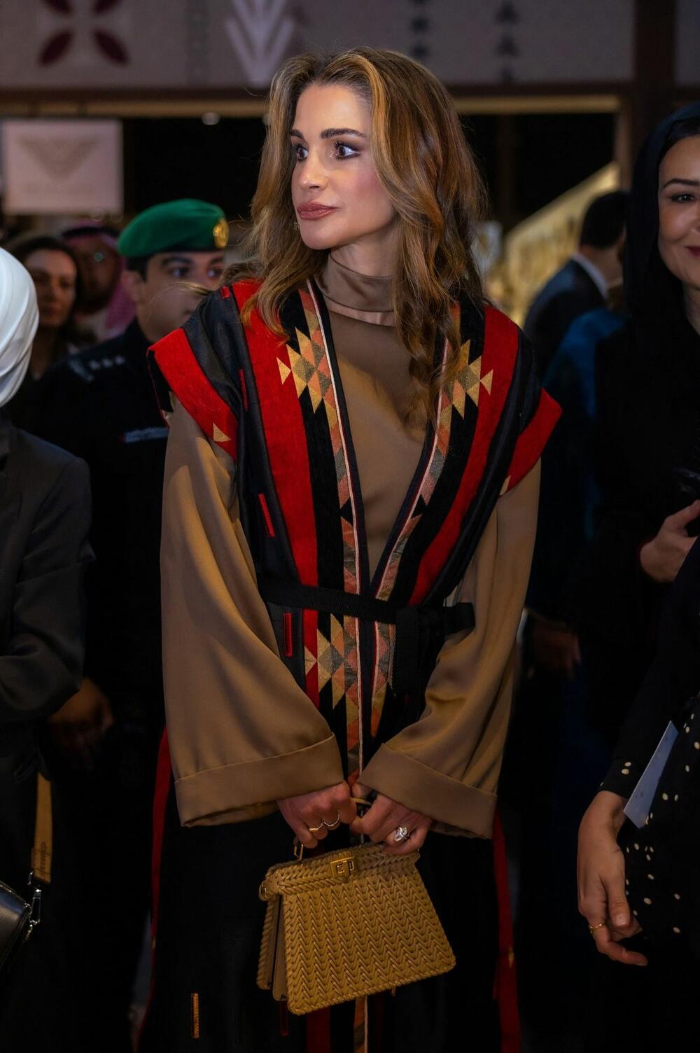 Kraljica Ranija od Jordana ponela je bež Fendi torbicu u Saudijskoj Arabiji