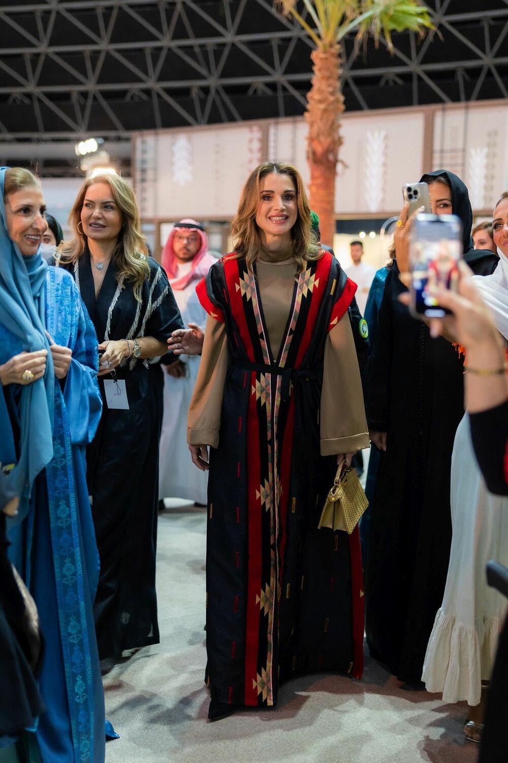 Kraljica Ranija al Abdulah u psluk-haljini jordanskog brenda Funtazza Designs
