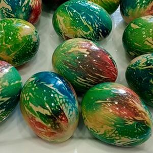 Šarena, božanstvena, a svako – DRUGAČIJE! Stari RUSKI TRIK za farbanje jaja za Uskrs koji ćete obožavati