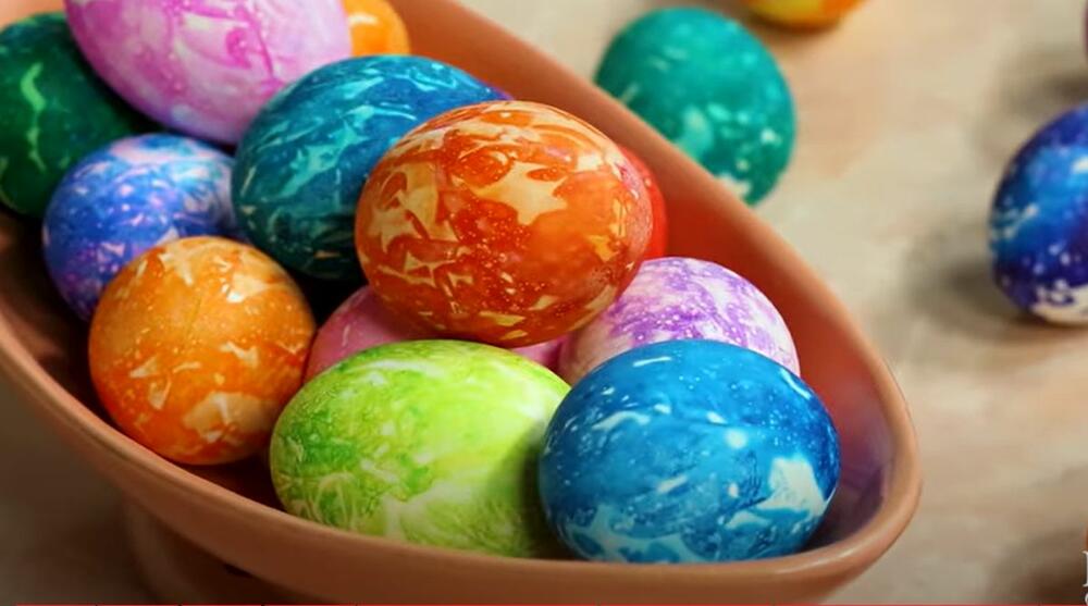 Na Veliki četvrtak vernici počinju da farbaju jaja 
