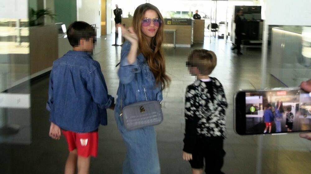 Šakira sa sinovima Milanom i Sašom na aerodromu prilikom selidbe iz Barselone u Majami