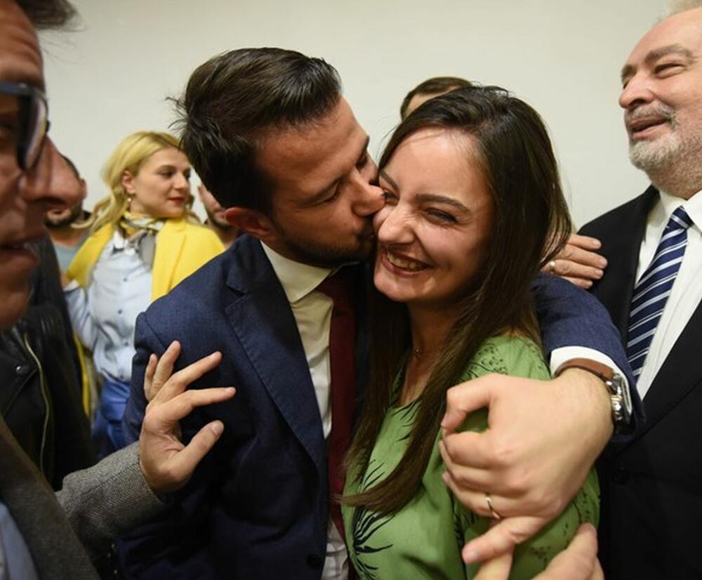 Novi predsednik Crne Gore Jakov Milatović sa suprugom MIlenom na proslavi pobede na predsedničkim izborima