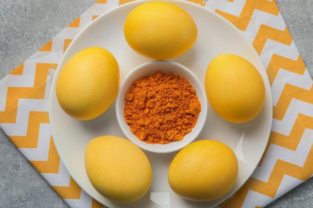 Farbanje jaja kurkumom daje predivnu žutu boju