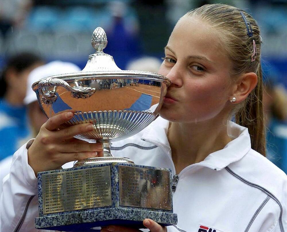 Teniserka Jelena Dokić 2001. godine, nakon pobede nad Ameli Morezmo u Rimu