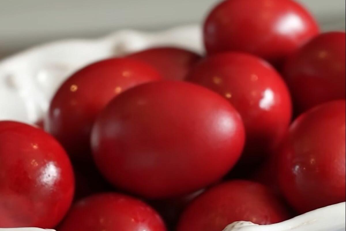 Πώς βάφουν κόκκινα τα πασχαλινά αυγά οι Έλληνες;