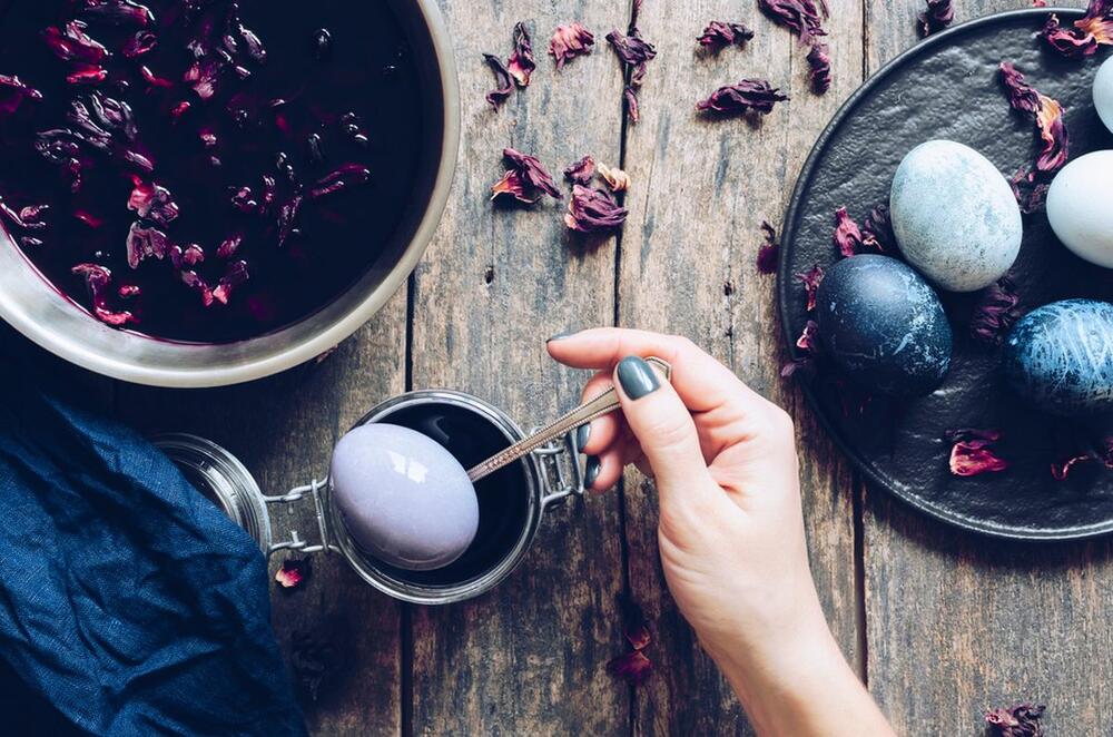 Tokom farbanja jaja budite vrlo oprezni jer vas u suprotnom čeka i ribanje fleka