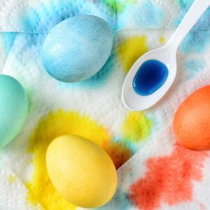 Kako oprati fleke od boja za uskršnja jaja s ruku, krpa, odeće...? Brzi trikovi za koje vam ne trebaju skupe hemikalije